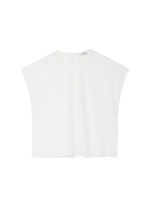 Blouse blanche à manches courtes avec un col montant, des plis subtils à l'avant et une fermeture éclair au dos, présentée sur un fond blanc.