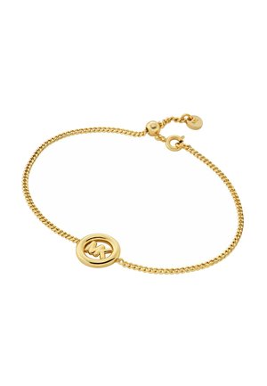 Bracelet en métal doré avec un design en chaîne et un charm circulaire portant un logo gravé. Ajustable avec un petit fermoir rond.