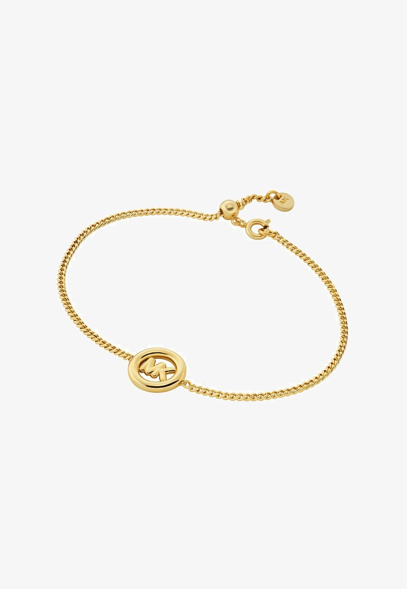 Pulsera de metal dorado con un diseño de cadena y un charm circular con un logotipo grabado. Ajustable con un pequeño cierre redondo.