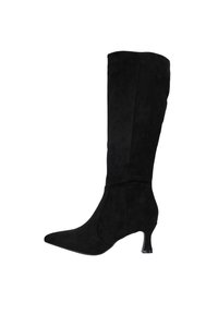 Bota de ante negra, hasta la rodilla, con punta afilada y un tacón de kitten heel transparente. Presenta detalles en las costuras laterales y una textura lisa.