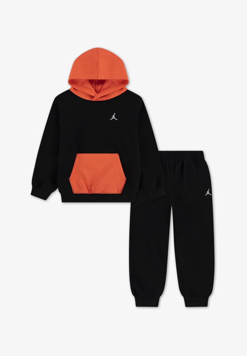Hoodie preto com capuz laranja e bolso, apresentando um pequeno logótipo cinza. Calças de moletom pretas com logótipo correspondente. Tecido suave, corte descontraído.