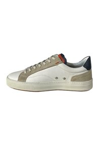 Sneakers bianchi in pelle con accenti in suede grigio chiaro, lacci piatti e profilo basso. Presentano una cappetta sul tallone blu navy e dettagli rossi nei fori per i lacci.