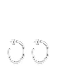 Pendientes de aro de plata con un diseño redondeado y suave, y un cierre seguro. La superficie está pulida, reflejando la luz. Sin patrones ni acentos visibles.