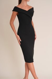 Zwarte off-the-shoulder aansluitende jurk met een V-hals, een knielange zoom en een gladde textuur. Geen zichtbare patronen of versieringen.