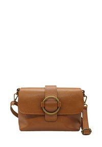 Sac en bandoulière en cuir brun avec une surface texturée, un rabat plat en haut et un accent métallique circulaire à l'avant. Sangle réglable incluse.