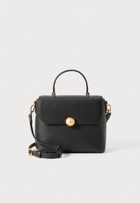 Borsa a tracolla in pelle nera con finitura testurizzata, chiusura circolare dorata, manico superiore e tracolla removibile. Forma rettangolare compatta.