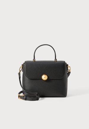 Borsa a tracolla in pelle nera con finitura testurizzata, chiusura circolare dorata, manico superiore e tracolla removibile. Forma rettangolare compatta.