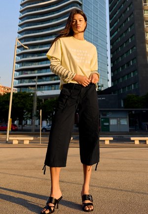 Bershka, CAPRI - TROUSERS - Short - black