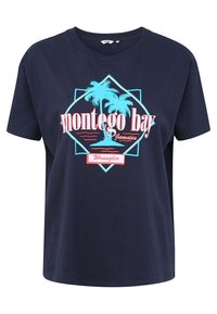 Námořnická modrá tričko Wrangler s tyrkysovým grafickým motivem palmy a růžovým textem "Montego Bay Jamaica" na přední straně.