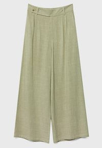 Pantalon beige à jambes larges avec une taille haute, passants pour ceinture, un bouton latéral et une fermeture éclair frontale cachée.