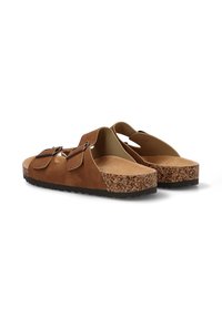 Sandalias de gamuza marrón con plantillas de corcho, dos correas ajustables con hebillas oscuras y suelas texturizadas en negro, mostradas desde una vista diagonal trasera.