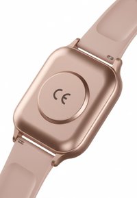 Vista posteriore di uno smartwatch in oro rosa con cinturino in silicone, che mostra un sensore circolare e la marcatura CE sul retro della cassa.