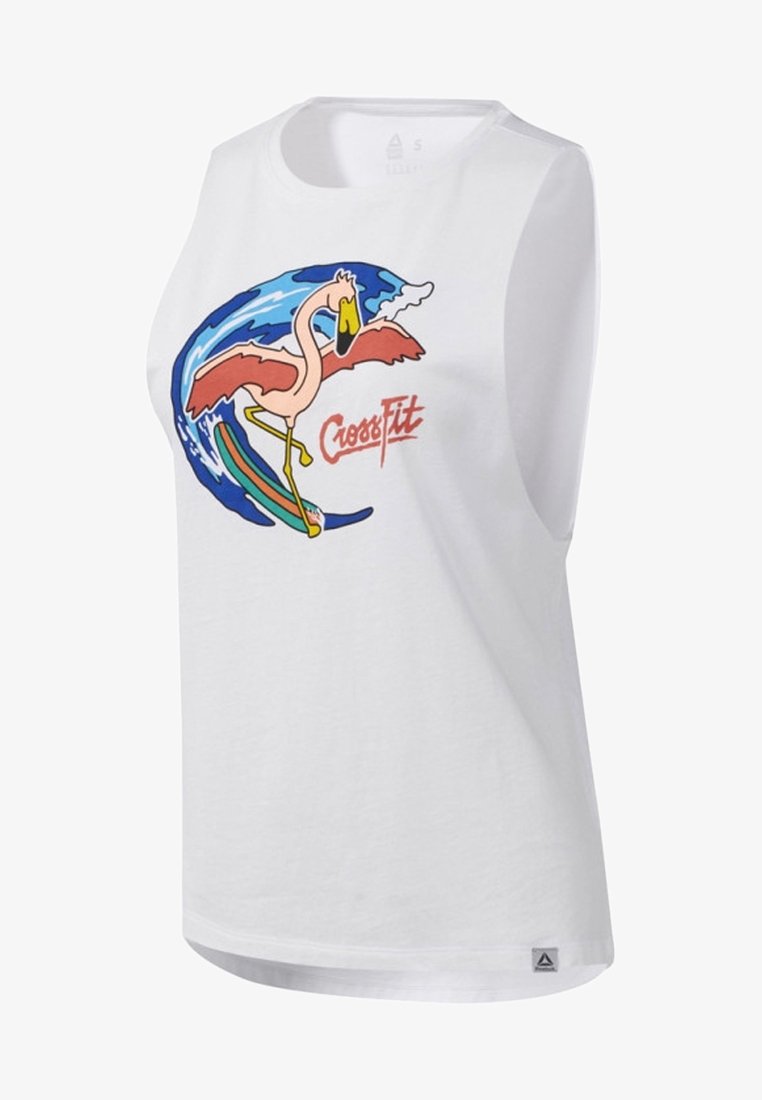 Weißes ärmelloses Tanktop mit einem bunten Grafikdesign eines Flamingos auf einer Welle, begleitet von dem roten Schriftzug "CrossFit". Weicher Stoff, lockere Passform.