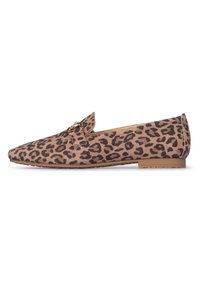 Bailarina de estampado de leopardo con diseño de punta, hecha de un tejido suave, que presenta un acento de hardware en tono dorado y una suela de perfil bajo.