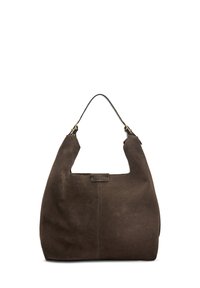 Borsa a spalla in suede marrone con una finitura liscia, forma hobo e tracolla corta. Include un sottile patch con logo e cuciture decorative.