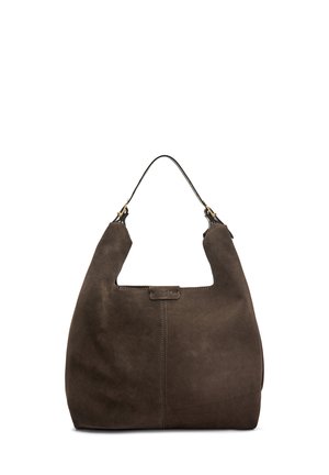 Sac à épaule en daim marron avec une finition lisse, de forme hobo et une courte bandoulière. Comprend une petite étiquette logo discrète et des coutures décoratives.