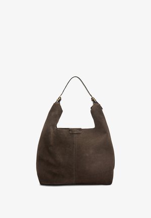Borsa a spalla in suede marrone con una finitura liscia, forma hobo e tracolla corta. Include un sottile patch con logo e cuciture decorative.