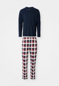 Navyblauwe lange mouwen henley-top gecombineerd met witte, rode en navy geblokte pyjamabroek op een witte achtergrond.