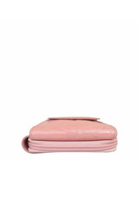 Roze leren portemonnee met een gestructureerd bloemenpatroon. Het heeft een ritssluiting en een slank ontwerp voor compacte opslag.