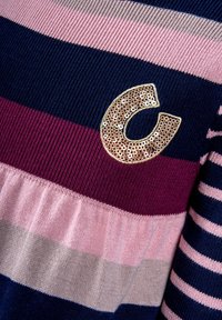 Pestrý pruhovaný svetr s námořnickou modří, růžovou a fialovou barvou, se strukturovaným pletením a akcentem v podobě flitrového písmene "C".