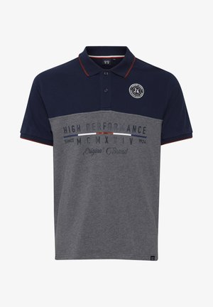 Námornícko modré a šedé polo tričko s krátkymi rukávmi, golierom a zapínaním na gombíky. Obsahuje potlač textu a vyšitý logo na hrudi.