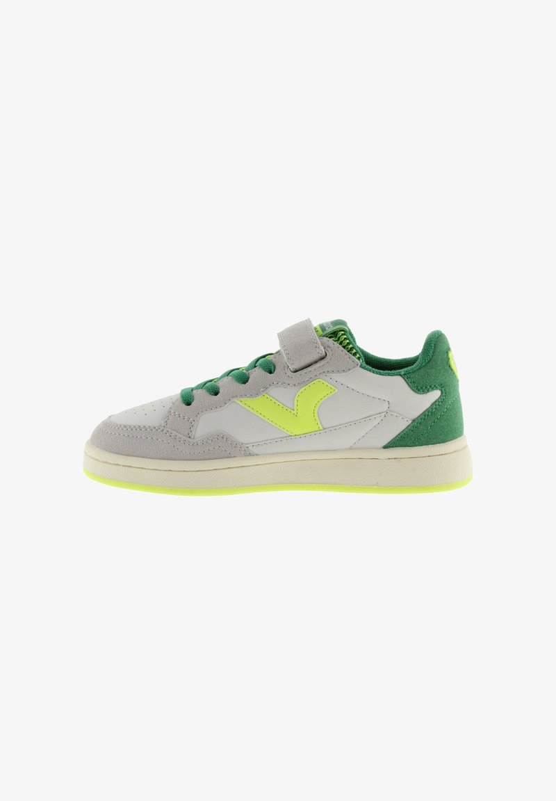 Zapatillas grises y verdes con materiales de ante y malla. Presentan un logo amarillo, cordones verdes y una correa de Velcro. Suela de goma con acentos amarillos.