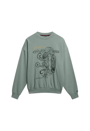 Sudadera verde con un gráfico de tigre negro y motivos de nubes, con texto en bordado dorado que dice "Superdry" y "2003". Puños y dobladillo acanalados.