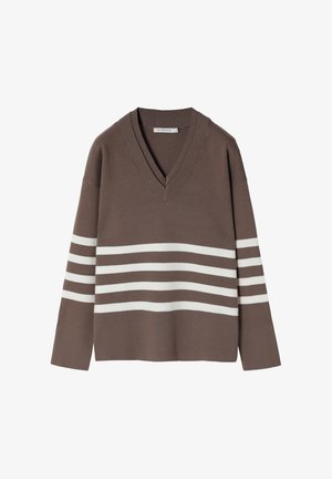 Bruine gebreide trui met een v-hals en witte horizontale strepen. Lange mouwen met geribde manchetten, zonder verdere patronen of versieringen.