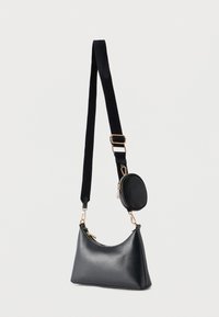 Μαύρη δερμάτινη τσάντα χιαστί με ρυθμιζόμενο λουρί και μικρό προσαρτημένο οβάλ πορτοφόλι, και τα δύο με κλεισίματα φερμουάρ σε χρυσό τόνο.