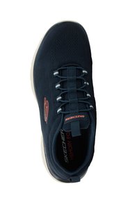 Chaussure de sport bleu marine avec tige en mesh respirant, semelle intérieure en mousse à mémoire de forme, lacets élastiques et semelle blanche avec logo de marque rouge.