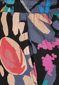 Multifarget stoff med abstrakte blomsterdesign i nyanser av rosa, rødt, blått og svart, med en samlet midje og flate sømmer.