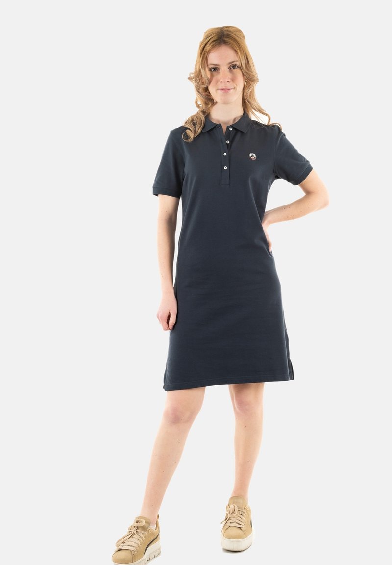 Robe polo bleu marine à manches courtes, avec trois boutons et un patch logo sur la poitrine gauche. Présente une coupe droite et une longueur au genou.