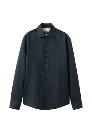 Camisa negra de manga larga con botones y cuello puntiagudo, presentada extendida sobre un fondo blanco.