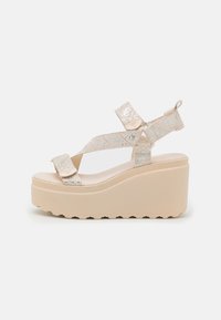 Guess OCILIA - Sandales à plateforme - beige/silver