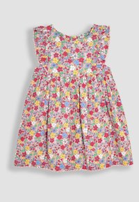 Vestido floral con fondo rosa claro, mangas cortas con volantes, cinturilla elástica y una falda acampanada con patrones de flores multicolores.