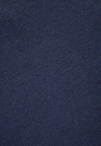 Marineblauwe katoenen stof met een gladde textuur, voorzien van een subtiel gemêleerd patroon en een lichte glans. Ideaal voor vrijetijdskleding.