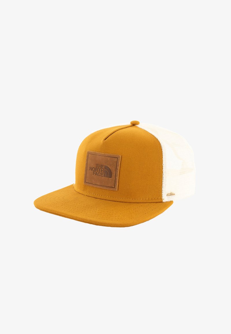 Cappello giallo con visiera piatta, tessuto testurizzato, logo in pelle color cuoio, e parte posteriore in rete bianca traspirante.