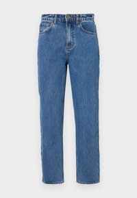 Visoko pas cintura jeans iz modrega denima, ravne hlačnice, zapiranje na gumb, pet žepov, rahlo zbledeli in tonalni šivi.