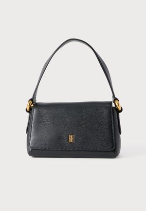 Borsa a mano in pelle nera con forma strutturata, superficie testurizzata, un dettaglio dorato sul manico e un piccolo logo sulla parte anteriore.