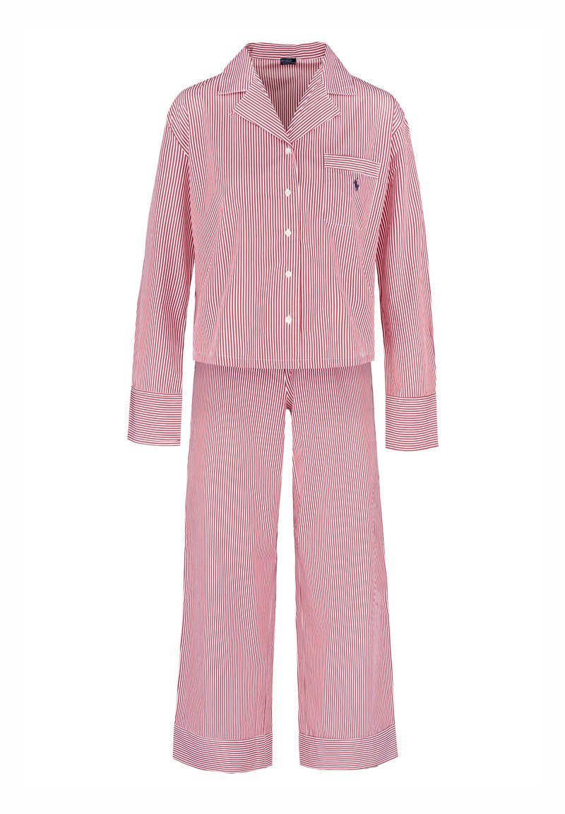 Červeno-bílé pruhované pyžamo, zahrnující dlouhý rukáv, košili na knoflíky s kapsou a široké kalhoty s manžetami.