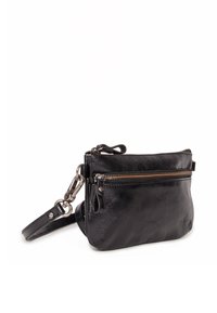 Sac en cuir noir à bandoulière avec deux compartiments zippés, quincaillerie en argent et une bandoulière amovible. Texture lisse avec un minimum de détails.