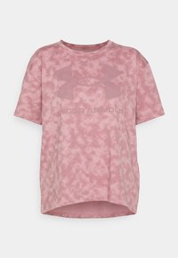 Růžové tričko s krátkým rukávem v tie-dye stylu vyrobené z měkkého materiálu, s velkým, jemným logem Under Armour na přední straně a zaobleným lemem.