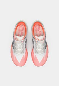 Baskets de course légères avec une tige grise, des accents roses et une semelle avec un dégradé en forme de vague. Comprend une semelle intérieure rembourrée et un branding bien visible.