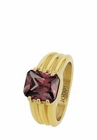 Diseño con anillo dorado que presenta una gran piedra rectangular morada, seis garras de sujeción y tres bandas texturizadas para mayor dimensión.