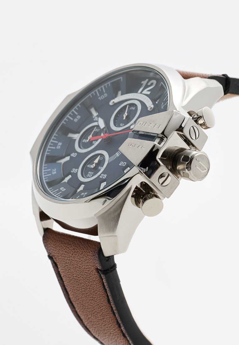 Silberner Chronograph aus Edelstahl mit schwarzem Zifferblatt, braunem Lederarmband, drei Subdials und roten Akzenten. Besitzt auffällige Drücker.