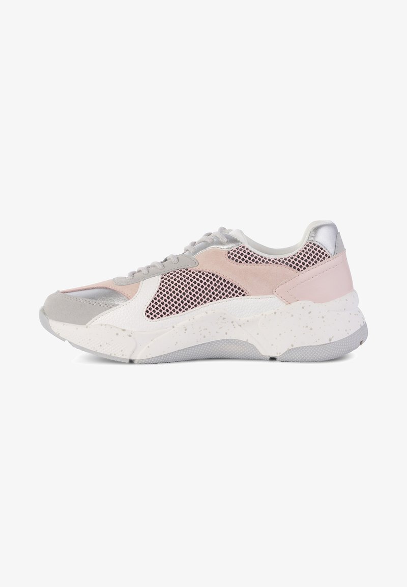 Sneaker met een gemengd materialenontwerp waarin roze, grijs en witte texturen zijn verwerkt. Bovenkant van mesh, gevoerde hiel en gespikkelde zool voor grip.