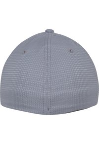 Grå kasket med et struktureret mesh-design, buet bagpå og en central knap ovenpå. Inkluderer syede sømme og ventilationshuller for åndbarhed.