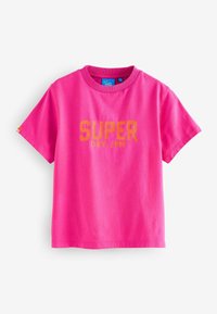 Lysende pink bomulds T-shirt med korte ærmer. Har "SUPER DRY JAPAN" i guldskrift henover brystet. Standard crew neck design.