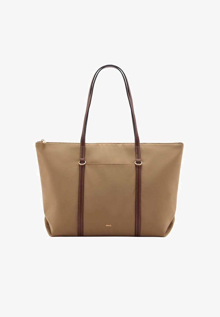 Sac tote beige avec doubles poignées marron, une poche avant et un petit logo "MNG", avec une fermeture éclair au sommet.