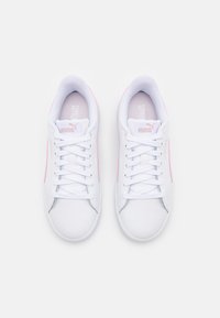 Białe sneakersy z subtelnymi różowymi akcentami i szarymi detalami. Posiadają okrągły czubek, sznurowadła z przodu oraz wyściełany kołnierz. Teksturowana gumowa podeszwa.